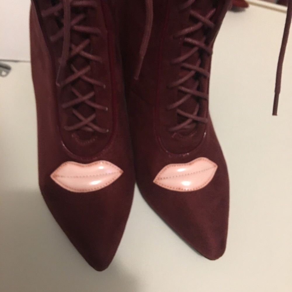Vintage type Wine colored bootie with 👄
